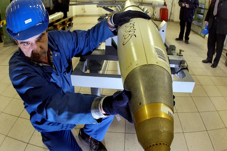 Demontáž kazetové bomby.