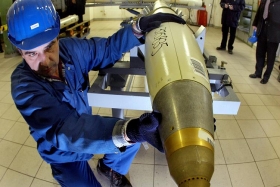 Demontáž kazetové bomby.