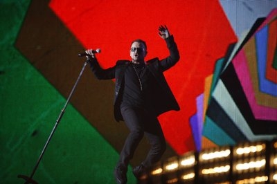 Bono při vystoupení na ceremoniálu letošních Brit Awards. Bono při vystoupení na ceremoniálu letošních Brit Awards.