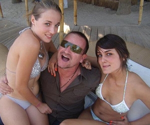 Bono a krásky v bikinách.