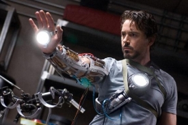 Robert Downey Jr. coby neohrožen&yacute; Iron Man.