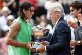 Borg předává trofej pro vítěze French Open Nadalovi.