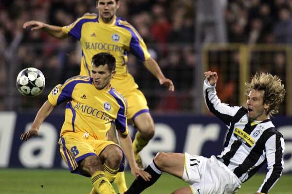 Opora Juventusu Pavel Nedvěd bojuje se soupeři z Borisova. Opora Juventusu Pavel Nedvěd bojuje se soupeři z Borisova.