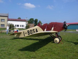 Celkový pohled na přesnou repliku Avie BH-5.