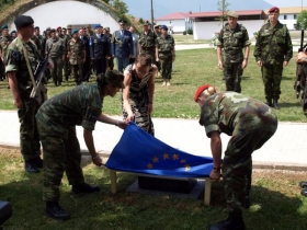 Odhalování pamětní desky se jmény českých vojáků, padlých v Bosně.