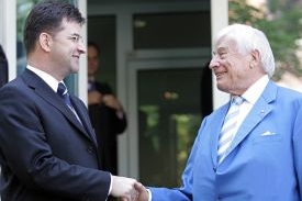 Christian Schwarz-Schilling (vpravo) předává úřad Miroslavu Lajčákovi Christian Schwarz-Schilling (vpravo) předává úřad Miroslavu Lajčákovi