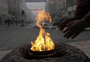 V Sarajevu se lid&eacute; chod&iacute; ohř&aacute;t i k věčn&eacute;mu ohni u pomn&iacute;ku padl&yacute;m.