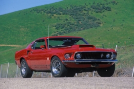 Nejlepší podvozek ze všech Mustangů měly verze Boss. Na snímku vzácný Ford Mustang Boss 429 se sedmilitrovým osmiválcem o výkonu 375 koní z roku 1969, který vznikl kvůli homologaci závodních speciálů seriálu NASCAR.