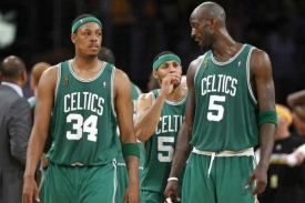 Ani největ&scaron;&iacute; hvězdy, Paul Pierce a Kevin Garnet, nezajistili v&yacute;hru.