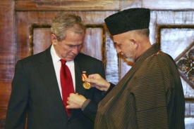 Prezident USA dostává metál od afghánského prezidenta Karzáího.