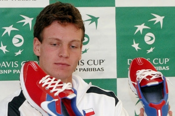 Tomáš Berdych ukazuje boty, ve kterých nastoupí proti Belgii.