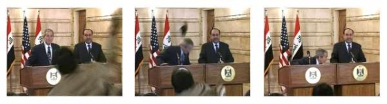 George Bush zručně uhýbá před letícími botami na tiskové konferenci.