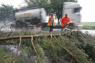 Silničáři odstraňují polámané větve ze silnice I/38 u obce Skuhrov na Havlíčkobrodsku.