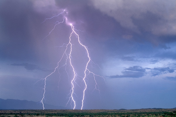 Meteorologové varují před bouřkami. Meteorologové varují před bouřkami.