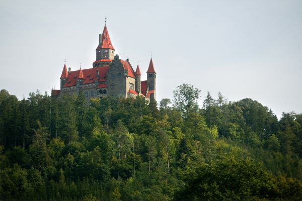 Hrad Bouzov. Ilustrační foto. Hrad Bouzov. Ilustrační foto.