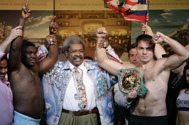 Samuel Peter, promotér Don King a Oleg Maskajev. Samuel Peter, promotér Don King a Oleg Maskajev.