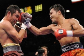 Manny Pacquiao právě zasáhl De La Hoyu. Manny Pacquiao právě zasáhl De La Hoyu.