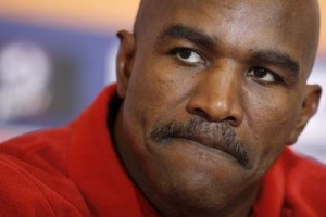 Evander Holyfield. Má ve 46 letech šanci vyhrát?