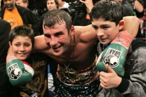 Britsk&yacute; boxer Joe Calzaghe se sv&yacute;mi syny.