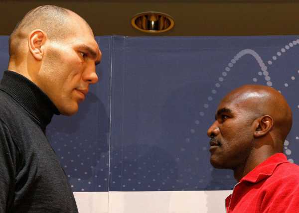 Obr a &quot;stařík&quot;. Vlevo Valujev, vpravo Holyfield.