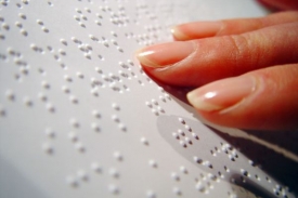 Louis Braille umožnil nevidomým číst pomocí hmatu.