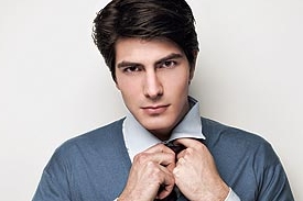 Krasavec Brandon Routh.