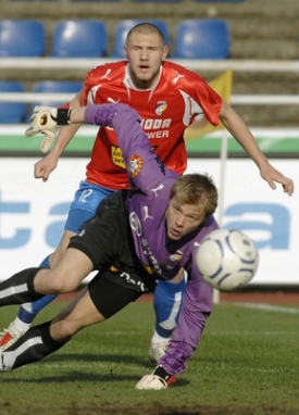 Plzeňský brankář Krbeček bez potíží vykryl dvě slávistické penalty.