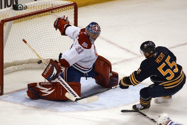 Brankář Montreal Canadiens Carey Price zastavuje puk vržený Hechtem. Brankář Montreal Canadiens Carey Price zastavuje puk vržený Hechtem.