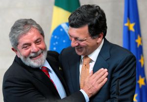 Brazilksý prezident Luiz Inacio Lula Da Silva (vlevo)