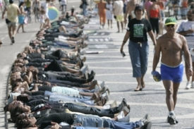 Lidé protestují proti násilí v Riu de Janeiru na pláži Copacabana. Lidé protestují proti násilí v Riu de Janeiru na pláži Copacabana.