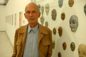 Malíř Pavel Brázda na výstavě svých prací ve Veletržním paláci.