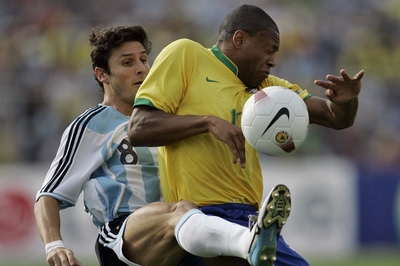 Fotbalisté Brazílie porazili díky gólu Júlia Baptisty Argentinu. Fotbalisté Brazílie porazili díky gólu Júlia Baptisty Argentinu.