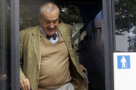 Ministr zahraničí Karel Schwarzenberg vystupuje z autobusu před zámkem ve Spáleném Poříčí.