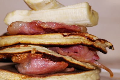 Slanina s javorovým sirupem a banánem.