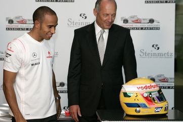 Pilot stáje McLaren Lewis Hamilton a přilba s diamanty.