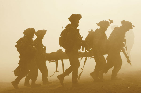 Britští vojáci na jihu Afghánistánu odnášejí raněného. Britští vojáci na jihu Afghánistánu odnášejí raněného.