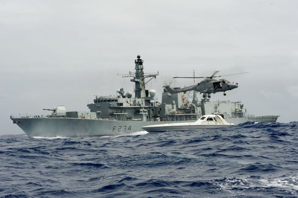 HMS Iron Duke s princem Williamem na palubě zadržela člun s drogami. HMS Iron Duke s princem Williamem na palubě zadržela člun s drogami.