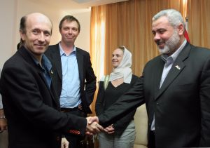 Reportér Alan Johnston s bývalým premiérem Palestiny Haníjou