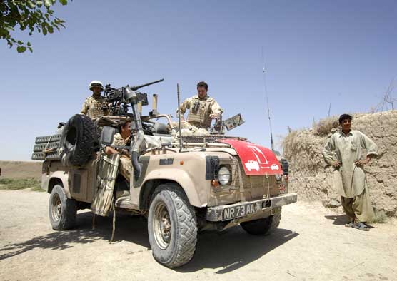 Britským landroverům v Afghánistánu chybí dostatečné panceřování. 