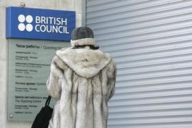 Britská rada zavřela své pobočky v Petrohradu a Jekatěrinburku.
