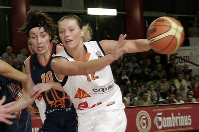 Zuzana Zirková z Brna (s míčem) a Elisa Aguilarová z Valencie. Zuzana Zirková z Brna (s míčem) a Elisa Aguilarová z Valencie.