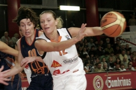 Zuzana Zirkov&aacute; z Brna (s m&iacute;čem) a Elisa Aguilarov&aacute; z Valencie.