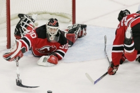 Martin Brodeur při zákroku.