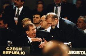 V&aacute;clav Havel a Bronisław Geremek na jedn&aacute;n&iacute; OBSE v Istanbulu