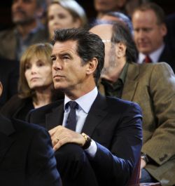 Pierce Brosnan sledoval debatu obou kandidátů z publika.