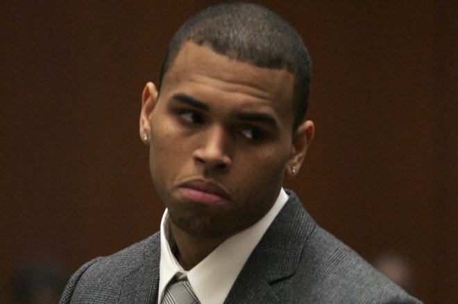 Zpěvák Chris Brown před soudem.