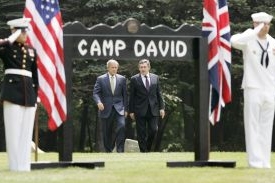 Gordon Brown a George Bush na schůzce v Camp Davidu