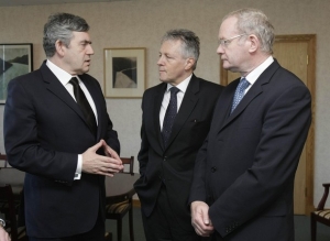 Britský premiér Gordon Brown s Peterem Robinsonem.