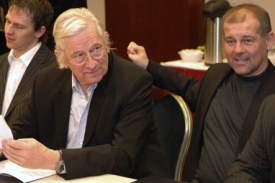 Trenér reprezentace Karel Brückner (vpravo) s asistentem Petrem Radou.