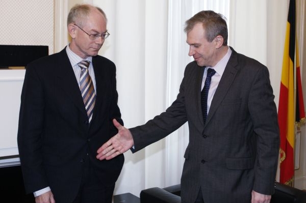 Střídání premiérů: Rompuy (vlevo) si potřásá rukou s Letermem. Střídání premiérů: Rompuy (vlevo) si potřásá rukou s Letermem.